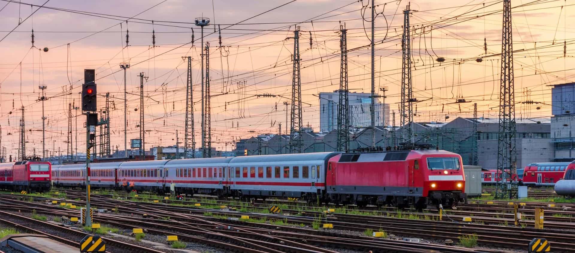 Schienenfahrzeuge in einem Bahnbetriebswerk